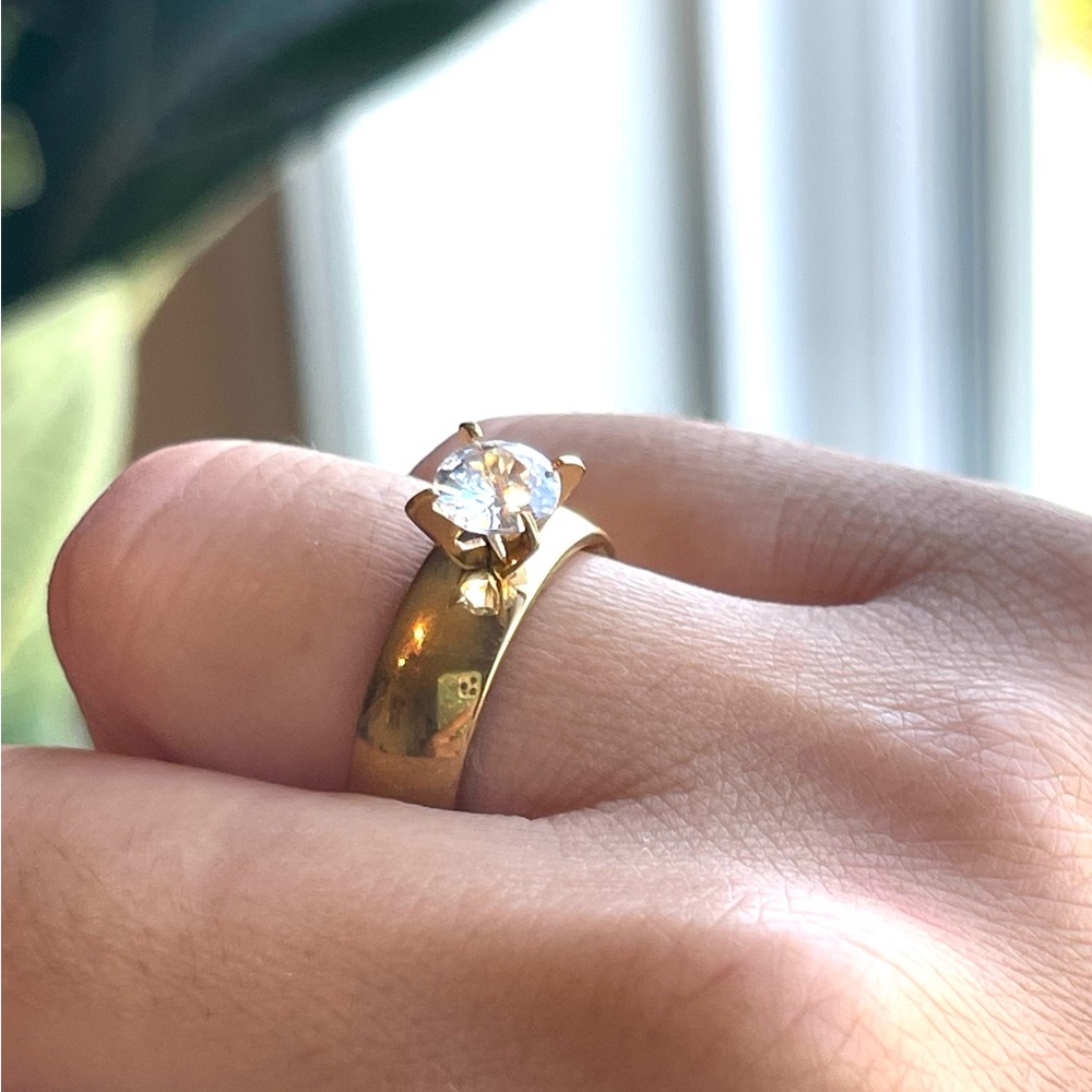 Stainless Steel Zircon Ring! So gorgeous! Minor scuff. Sz 7